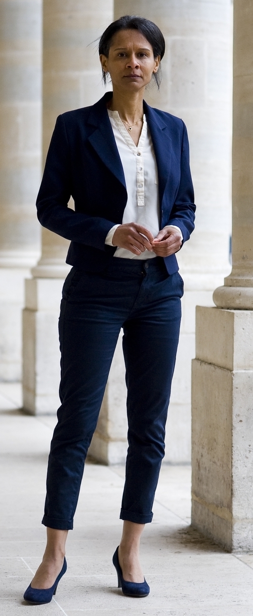 Photo de Claudine Joly actrice en pied tailleur pantalon bleu