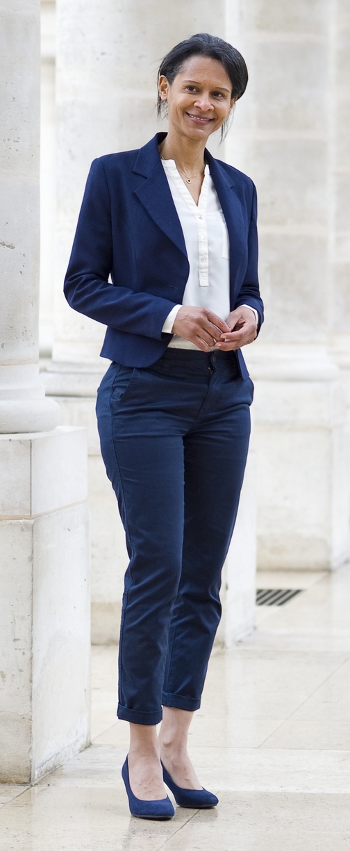 Photo de Claudine Joly actrice en pied tailleur pantalon bleu souriante